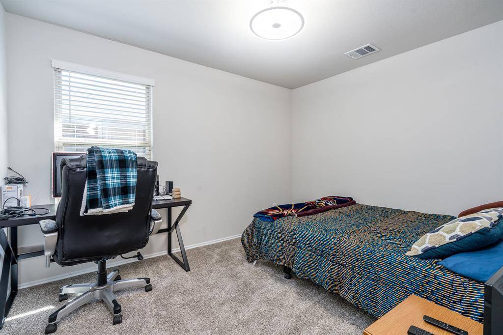 Secondary bedroom.