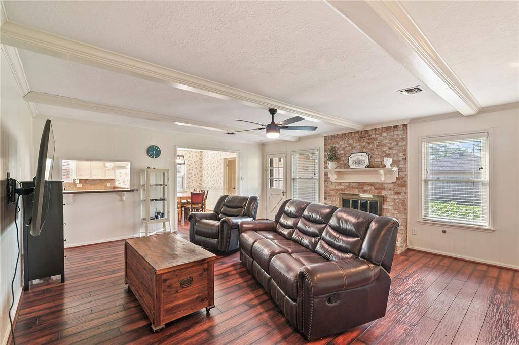 Huge Den open to Breakfast room and Kitchen bar