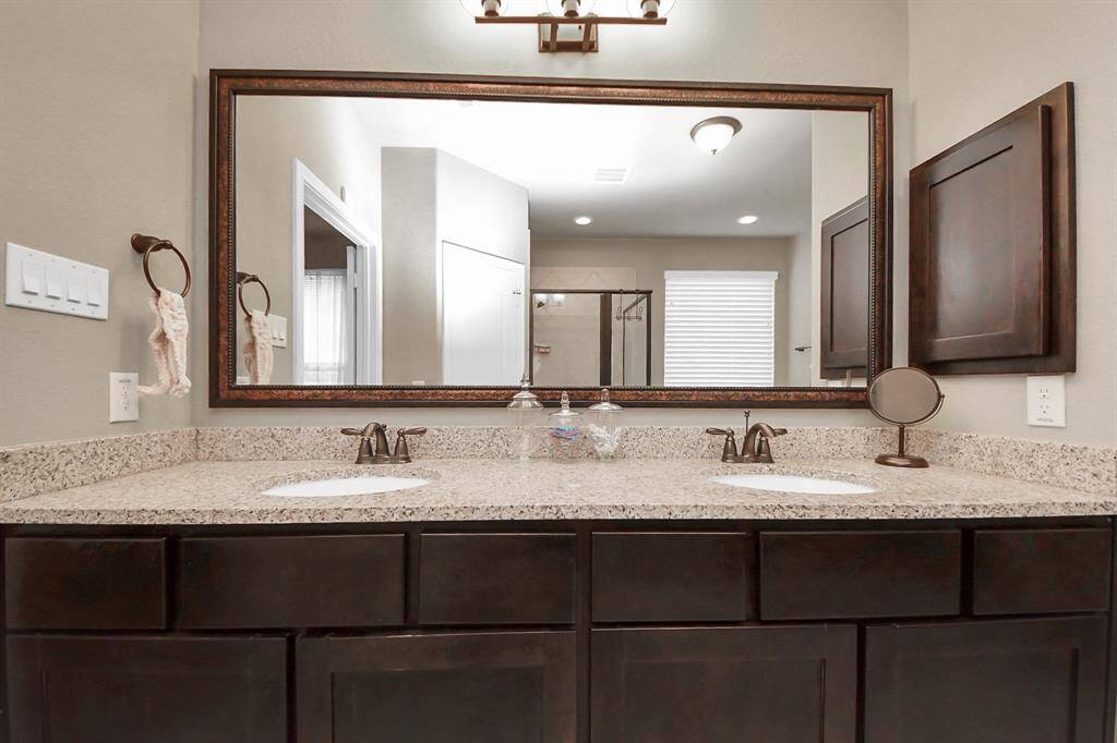 Neutral tones create a calm atmosphere, complemented by elegant tile flooring and contemporary lighting.