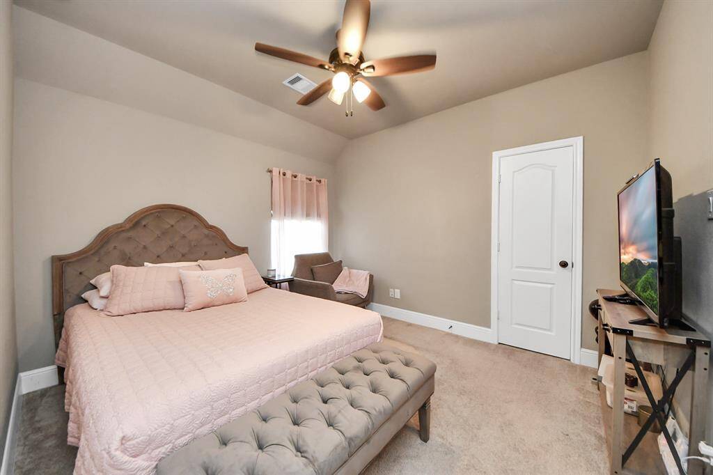 Fourth bedroom, a relaxing and functional space.