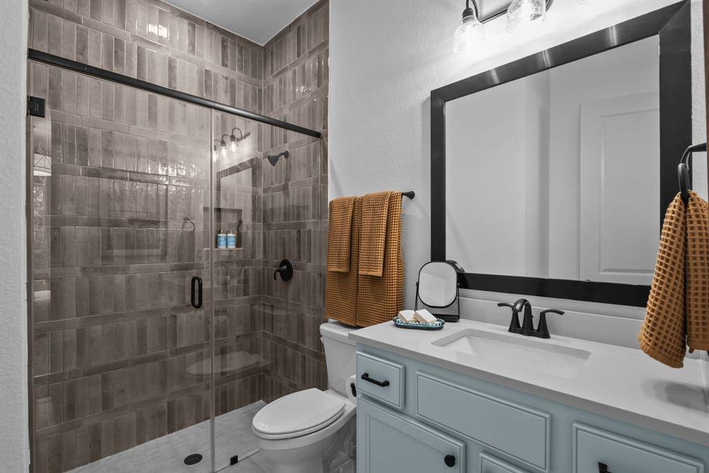 EXAMPLE PHOTO: Ensuite bath at bed 4 w/walk-in shower