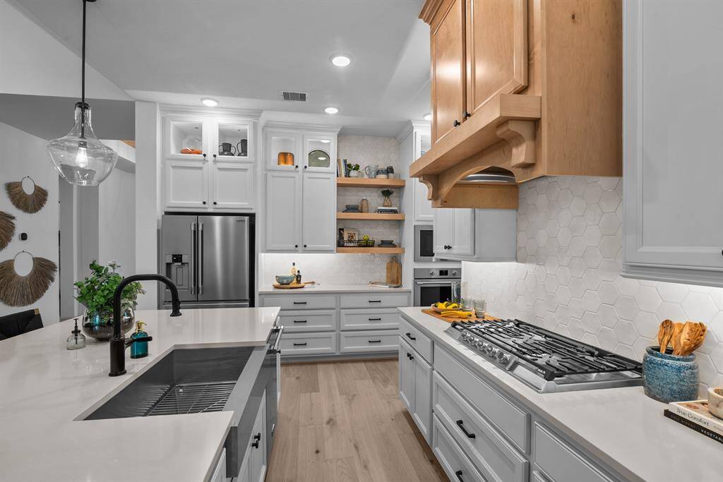 EXAMPLE PHOTO: Updraft vent hood in cabinet, 6 burner apron front gas c-top & more!