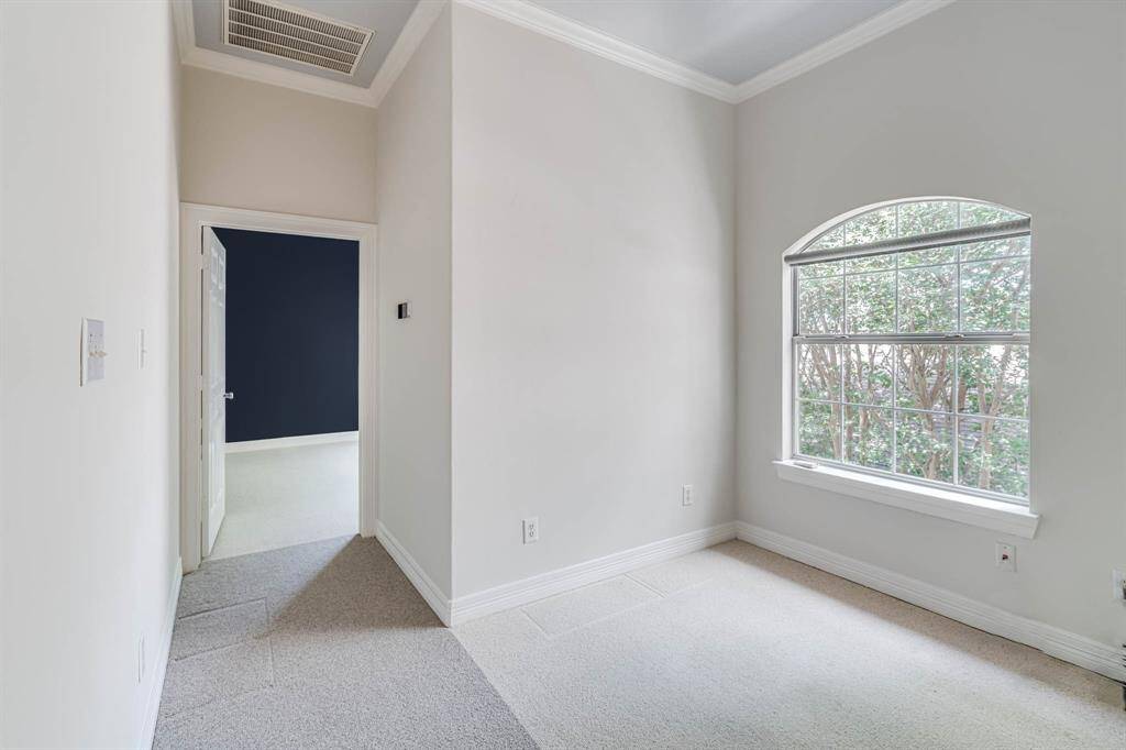 The third-floor landing offers a versatile open space, ideal for a home office, art studio, or reading nook—flooded with natural light and perfect for creativity or productivity