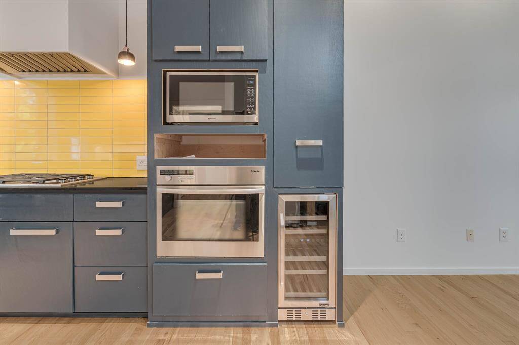 Equipped with high-end stainless steel appliances, a professional-grade gas cooktop, and a temperature-controlled wine cellar, this kitchen is designed for the discerning chef and entertainer alike