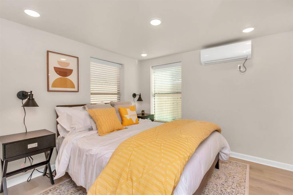 Apt 2-Bed Room