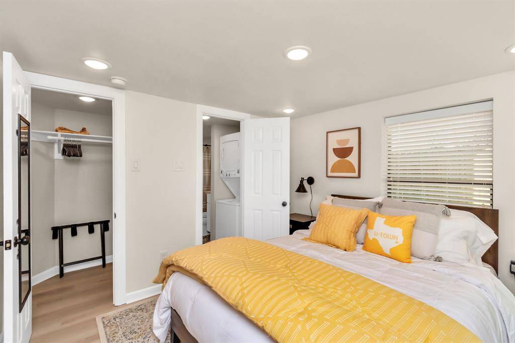 Apt 2-Bed Room