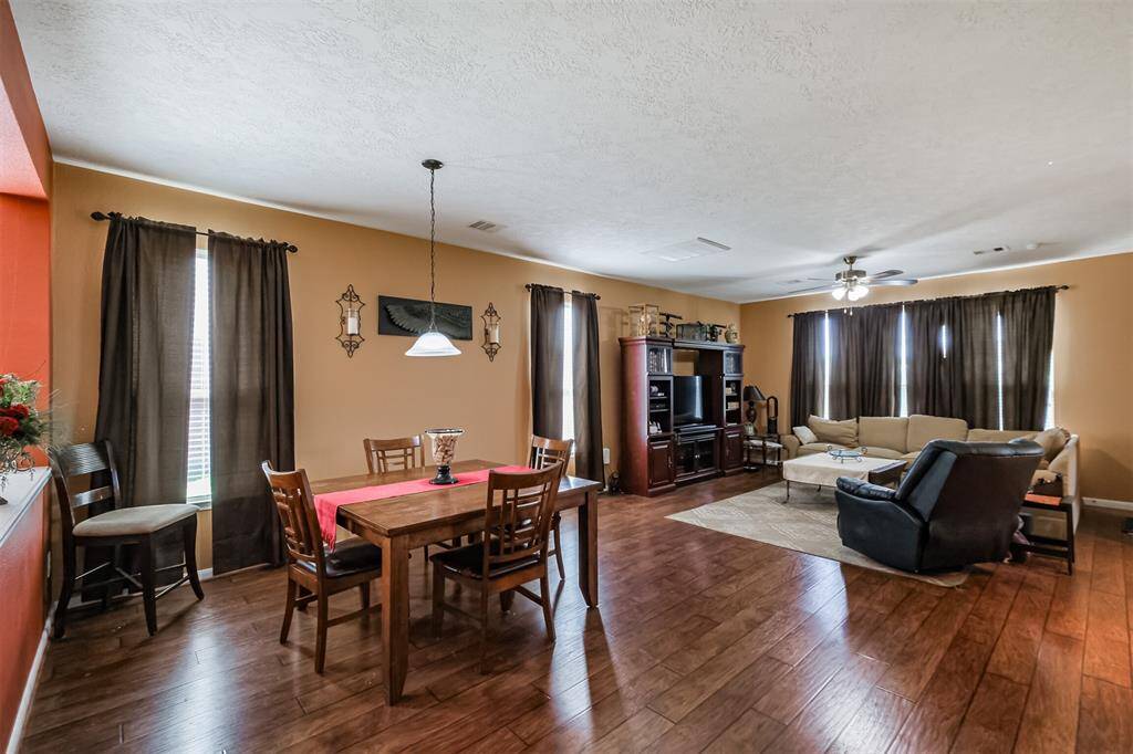 Large Breakfast area/Living Room Area