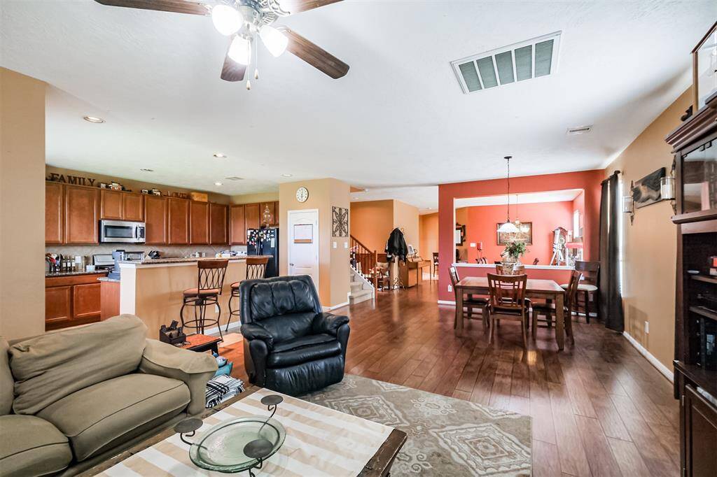 This open floor plan makes the space seemless and spacious.
