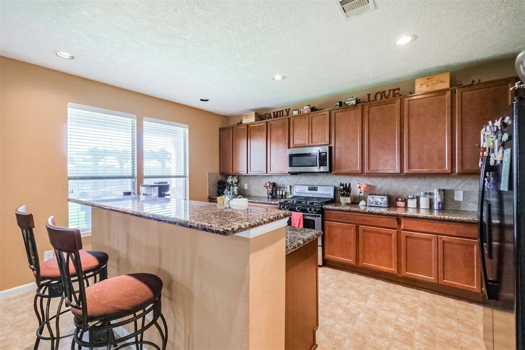 Breakfast Bar at island for those quick mornings