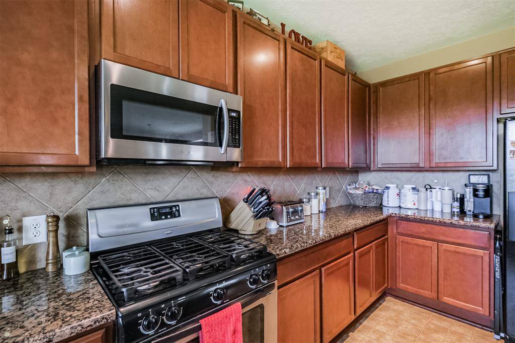 Gas Range and matching  microwave.
