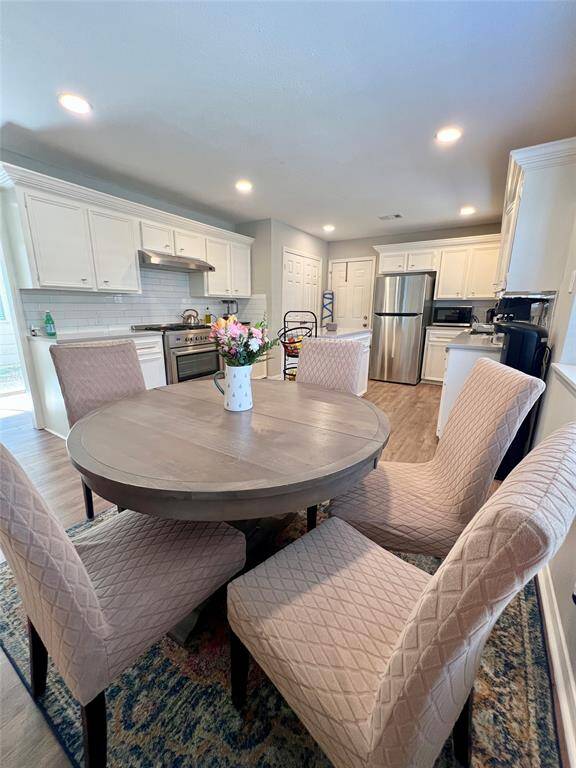Breakfast / Dining Area
