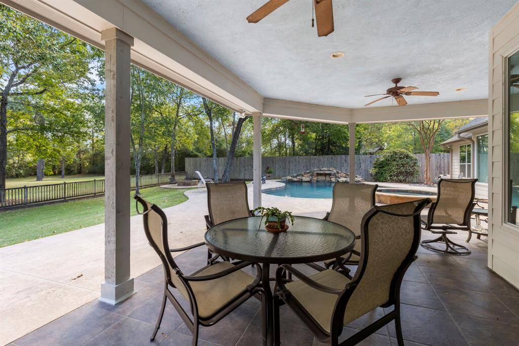 Start your day with a cup of coffee on the charming covered back patio, where you can immerse yourself in the serene beauty of the surrounding natural landscape. Enjoy the lively sights of local wildlife, including deer, squirrels, and a variety of birds, as they bring the area to life.
