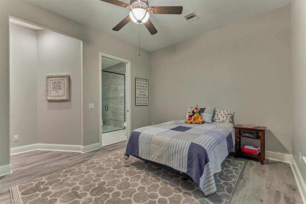 Bedroom also offers an en-suite bathroom