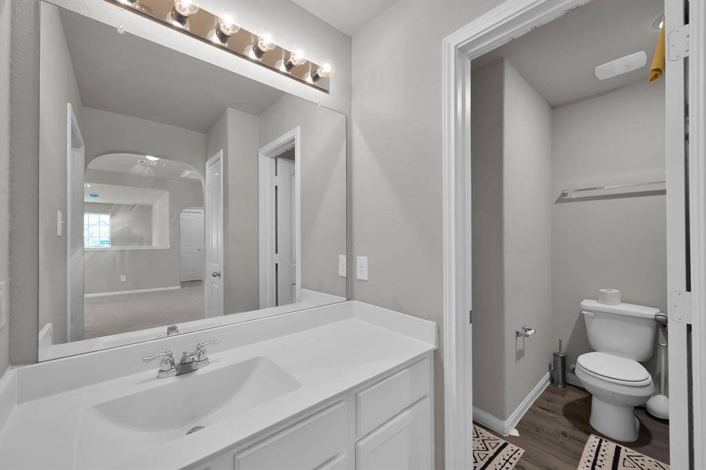 Another view of the bright upstairs bathroom.