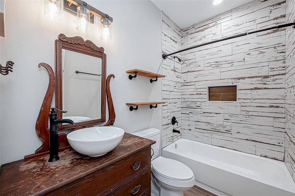Secondary bathroom tucked between the bedrooms
