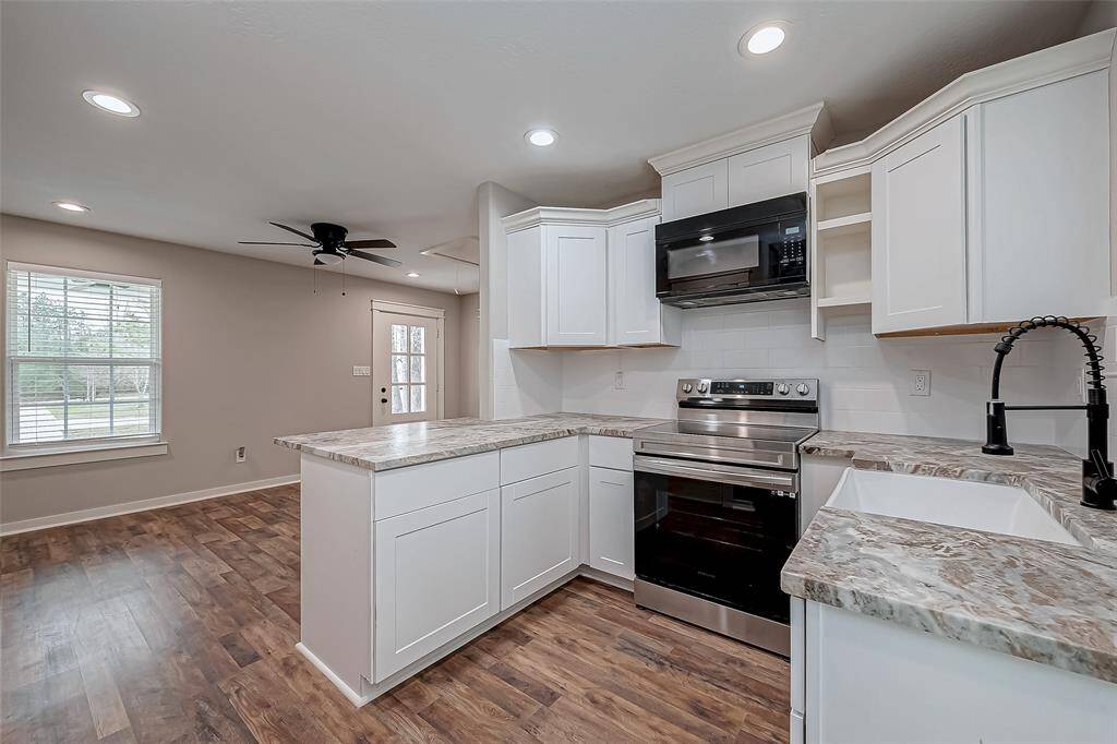 Comes with a full kitchen featuring stylish leather-look granite counters.