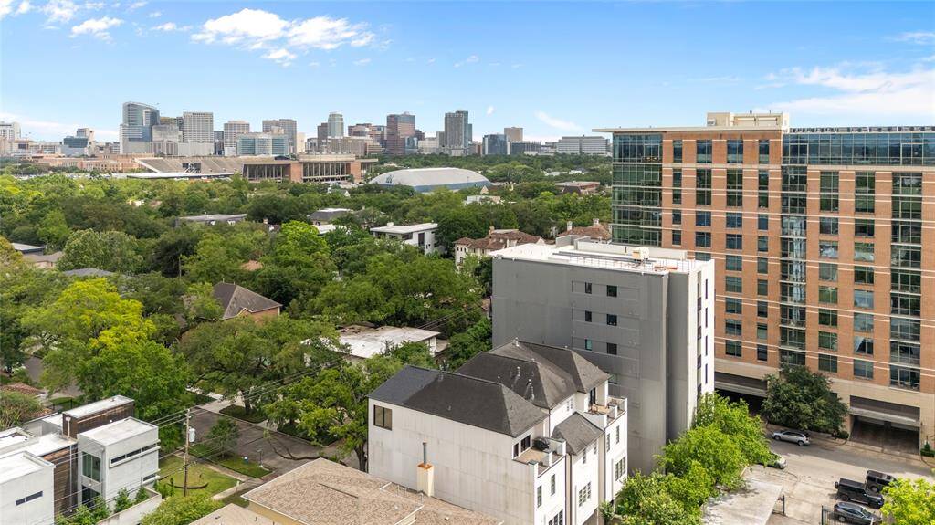 2406 Tangley #500 is just steps away from restaurants, bars and shops.