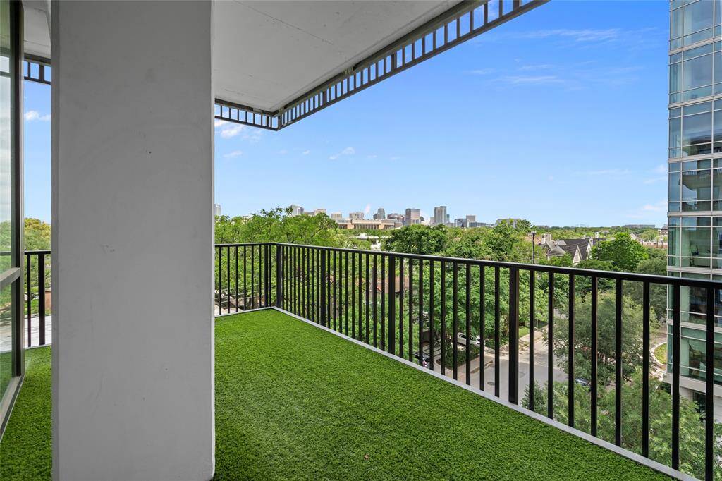 Step outside onto the generous balcony and take in beautiful views of Rice Village and the Rice University stadium.