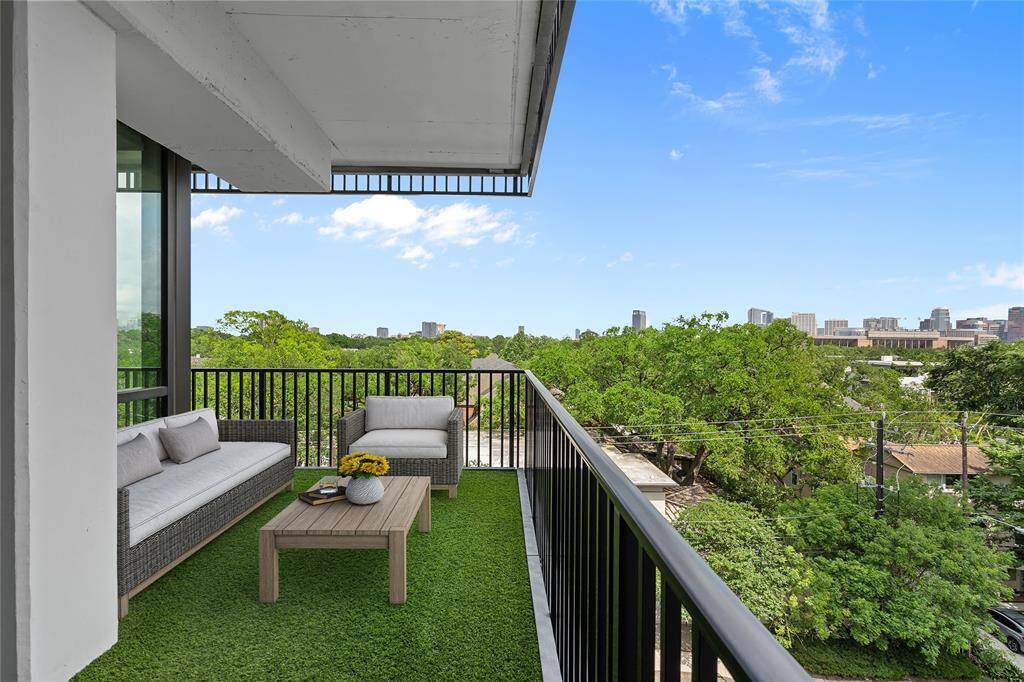 This space also offers the perfect setting for entertaining friends and family. *Virtual staging has been added*