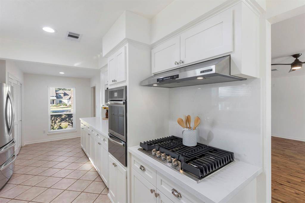 Another view of the new cooking appliances & cabinet hardware.