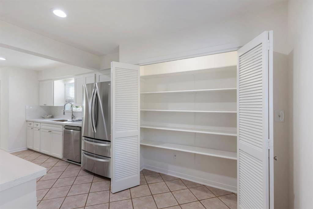 And nice big pantry!