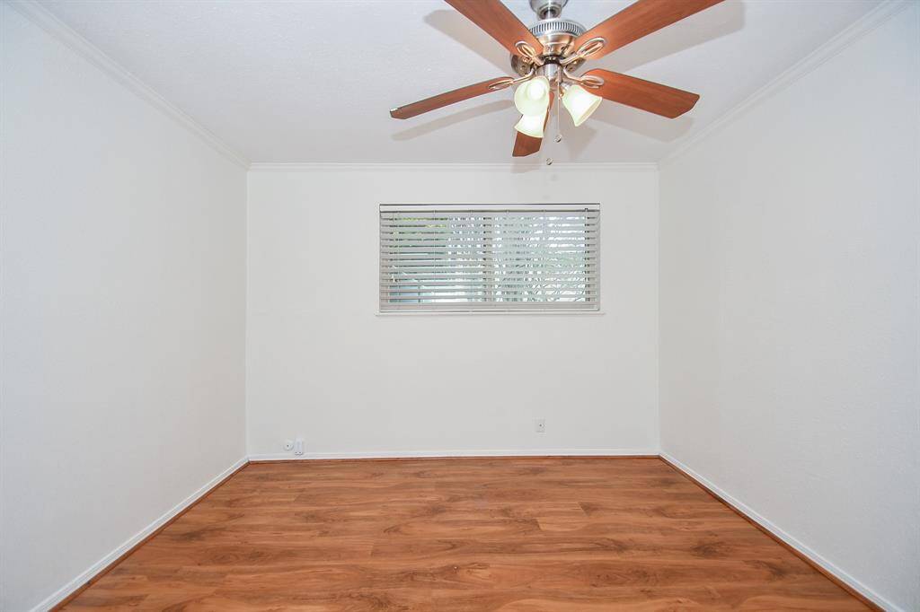 Secondary bedroom with ceiling fan