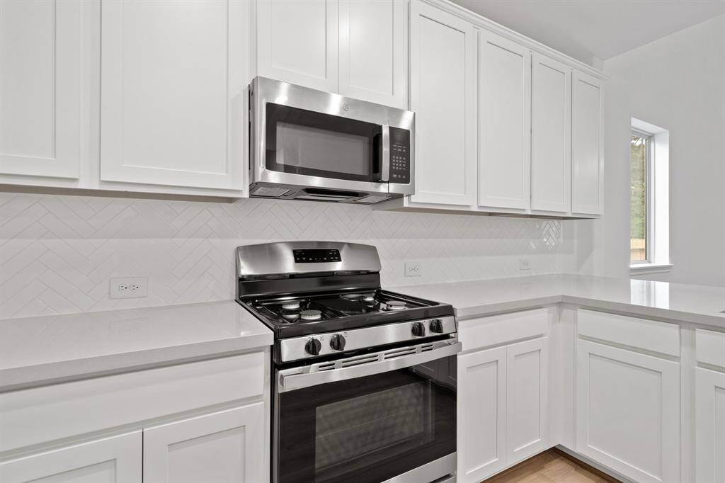 This kitchen is not only a functional space but also has ample storage. Whether you're a seasoned chef or just love to gather and enjoy good food, this kitchen is a dream come true.
