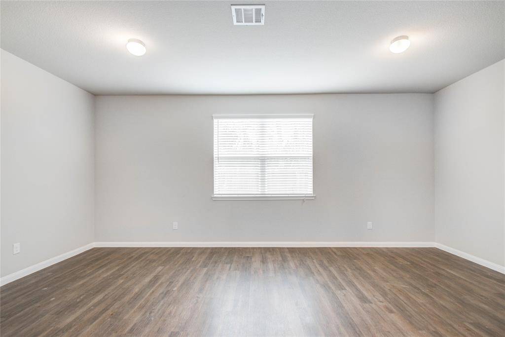 Flex room- home Make this your office, play room,den endless options!