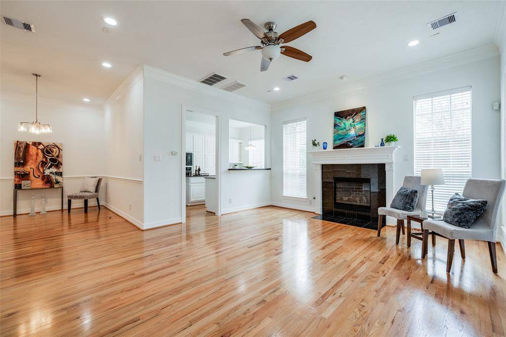 This home has great natural light - open plan living room through to the kitchen, hardwood floors