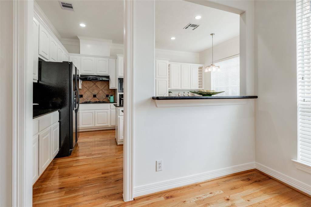 Breakfast bar - ideal for bar stools & entertaining