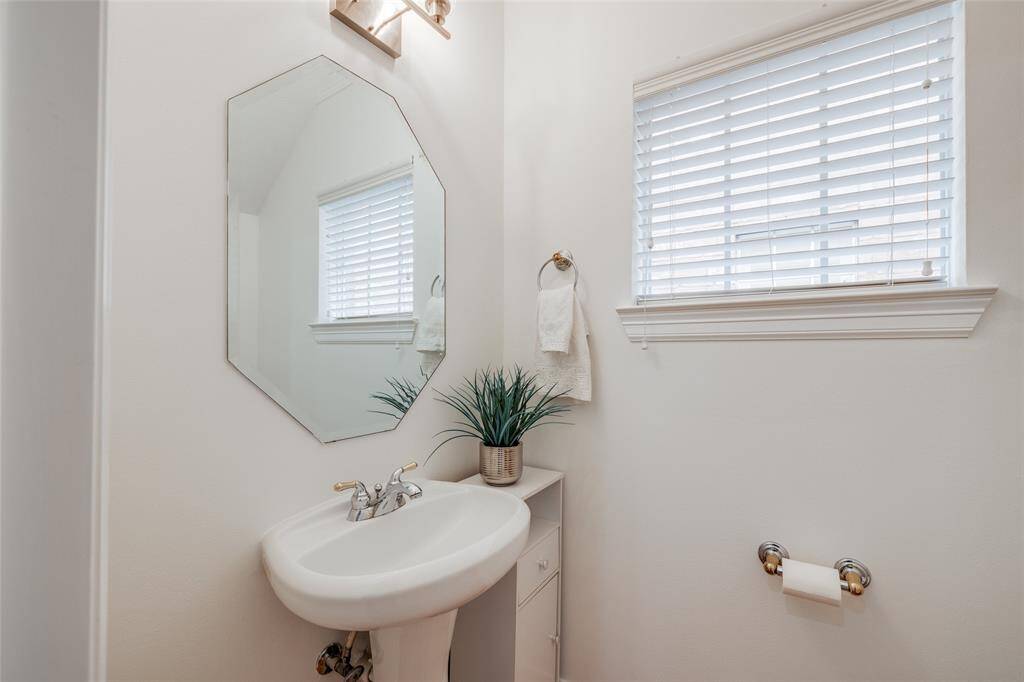 Half bath with pedstal sink