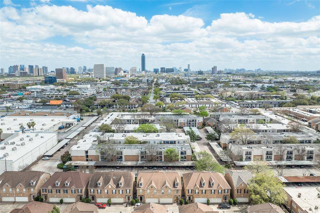 Wonderful gated community with short commute to Downtown Houston, Galleria or Medical Center