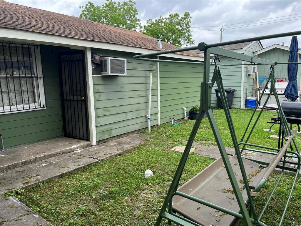 2836 Cochran St backyard common area
