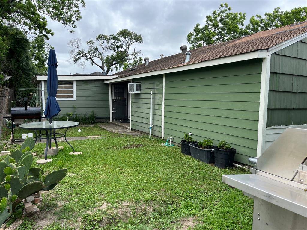 2836 Cochran St backyard behind 1/1 unit