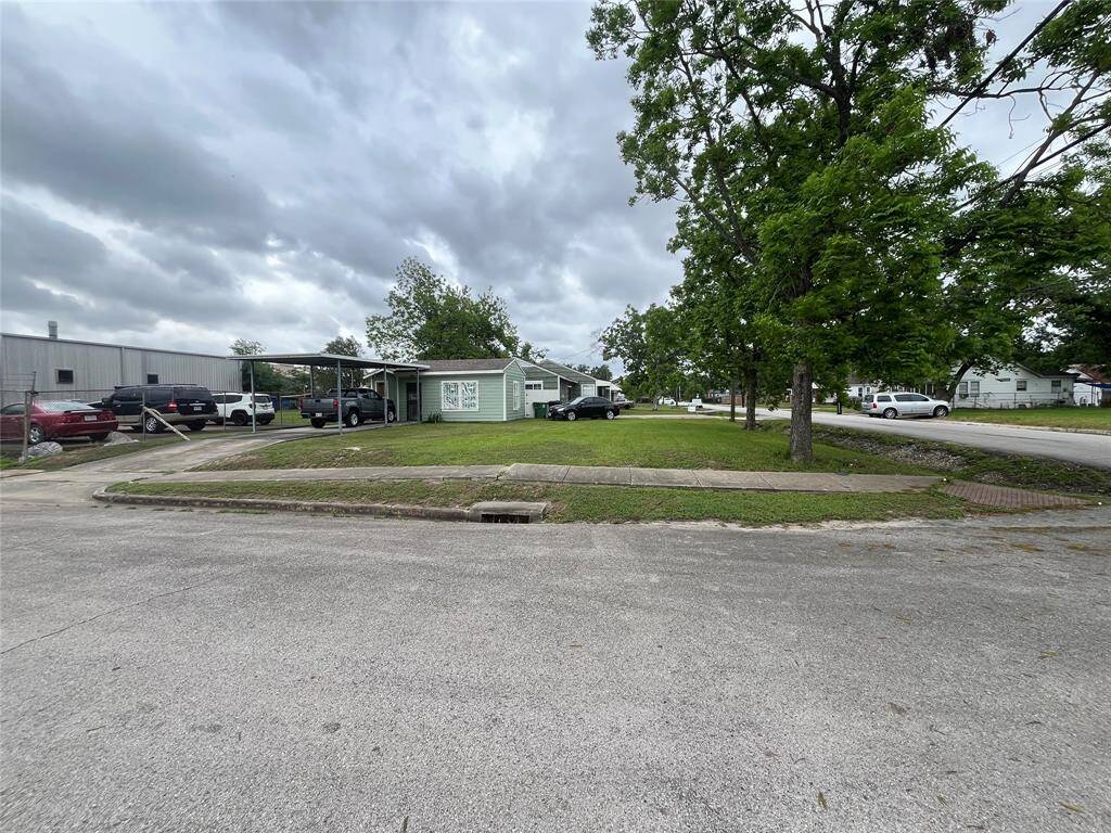 2836 Cochran St north side