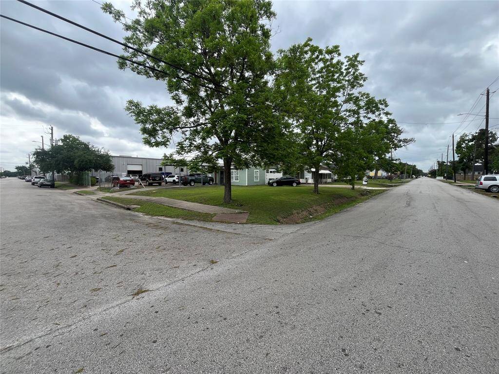 2836 Cochran St corner lot view