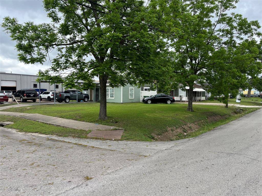 2836 Cochran St is ready for an owner with a vision