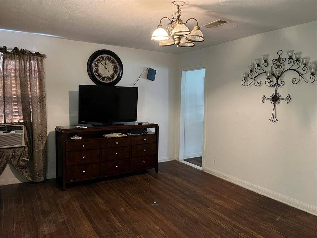 2836 Cochran St main unit living room