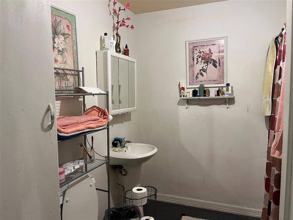 2836 Cochran St main unit hall bath