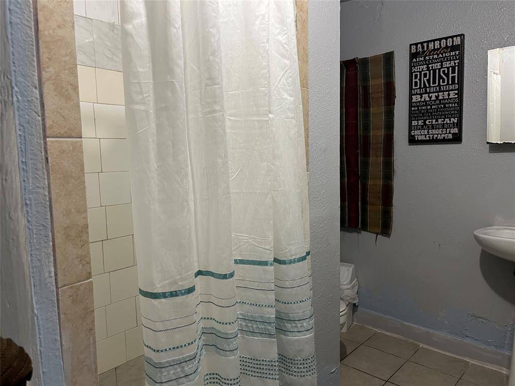 2836 Cochran St main unit primary bathroom