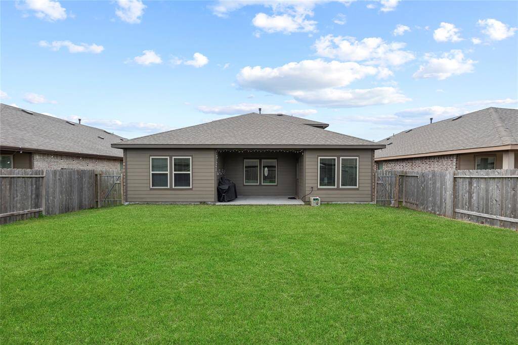 This is a great backyard for the week-end hangouts and letting the kids run around.