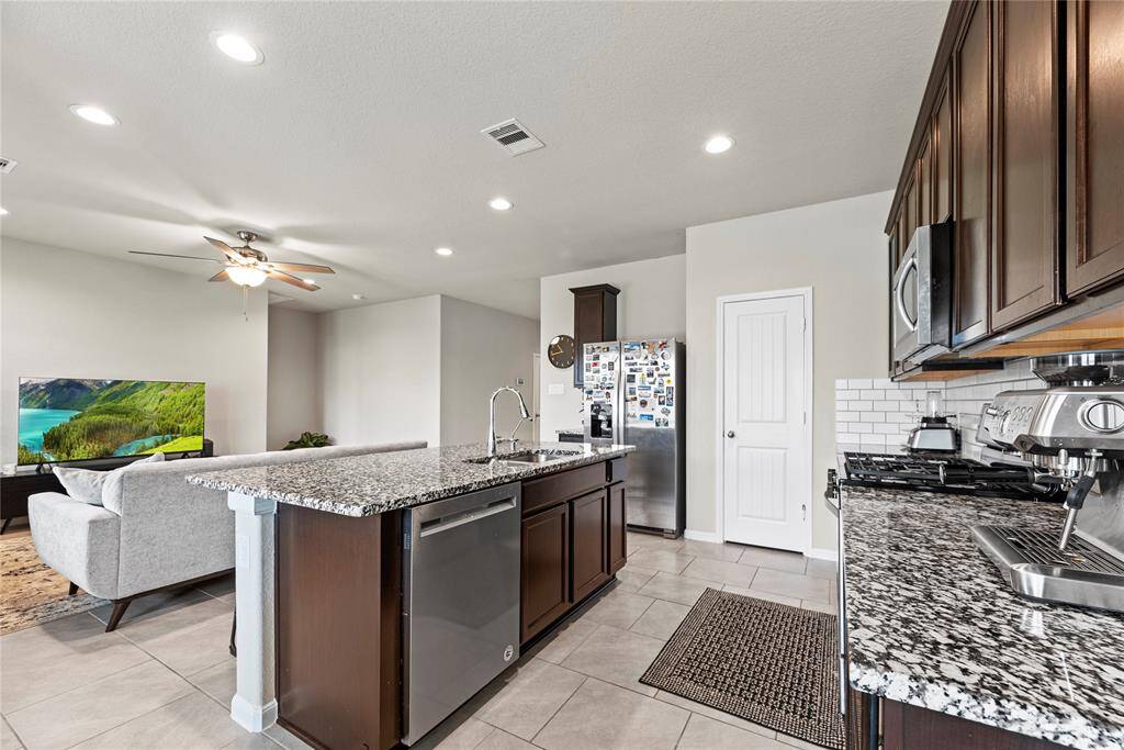 The natural beauty of the stone creates visual interest and texture, while also serving as a practical and easy-to-clean surface.