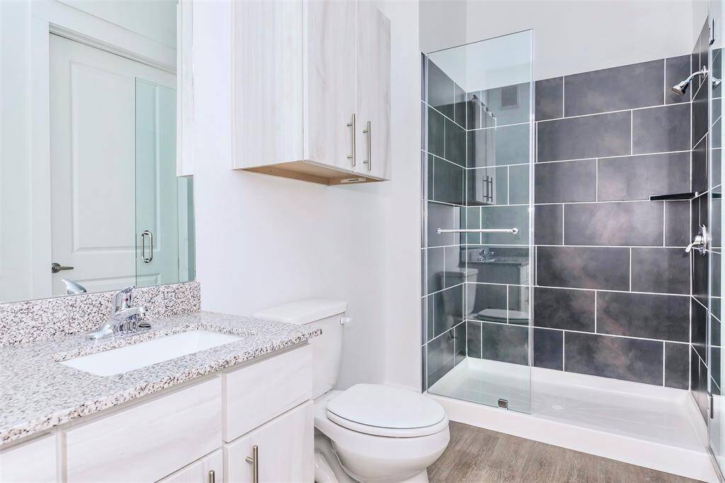 Bathroom with walk-in shower & granite countertops