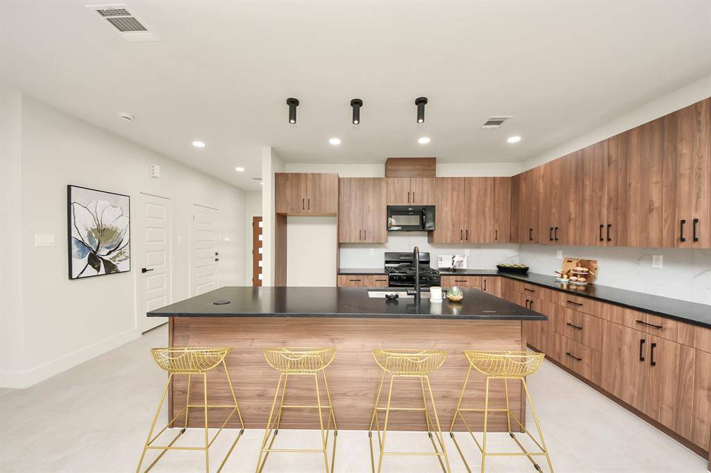 I love this modern kitchen.