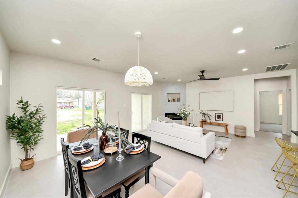 Spacious area for entertaining.