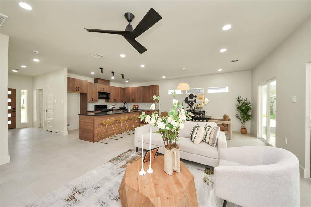 The ceiling fan also has a remote.