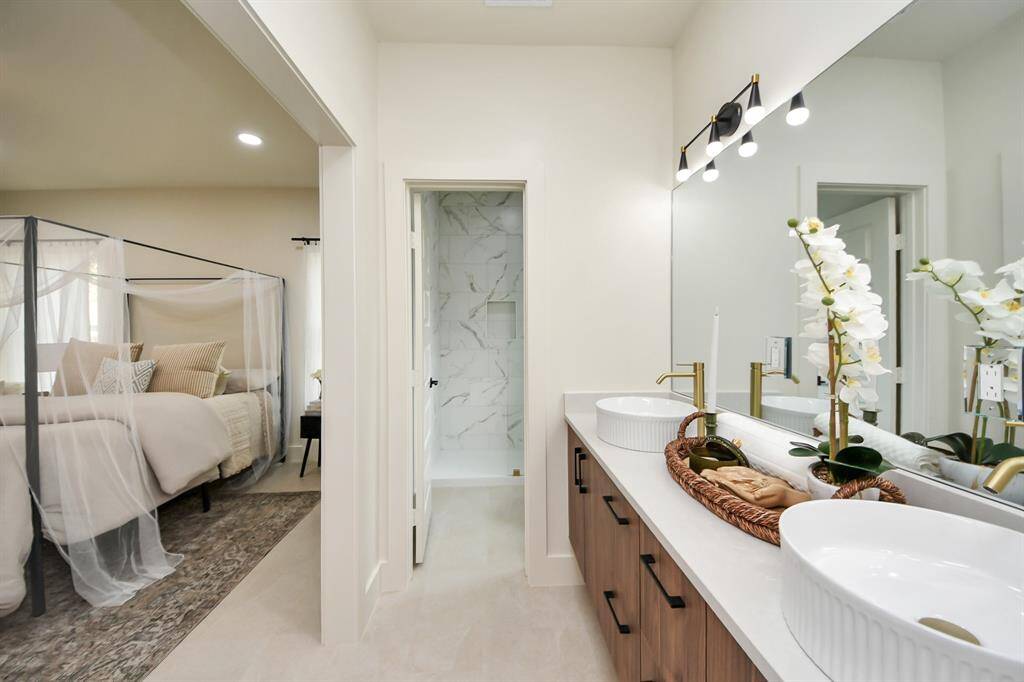Primary bet and bath.