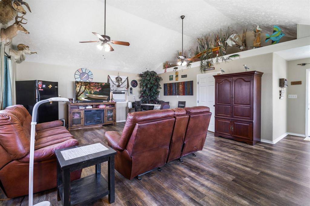 This cozy guest quarters/flex space could be used in so many ways. Wired for 220, anything is possible.