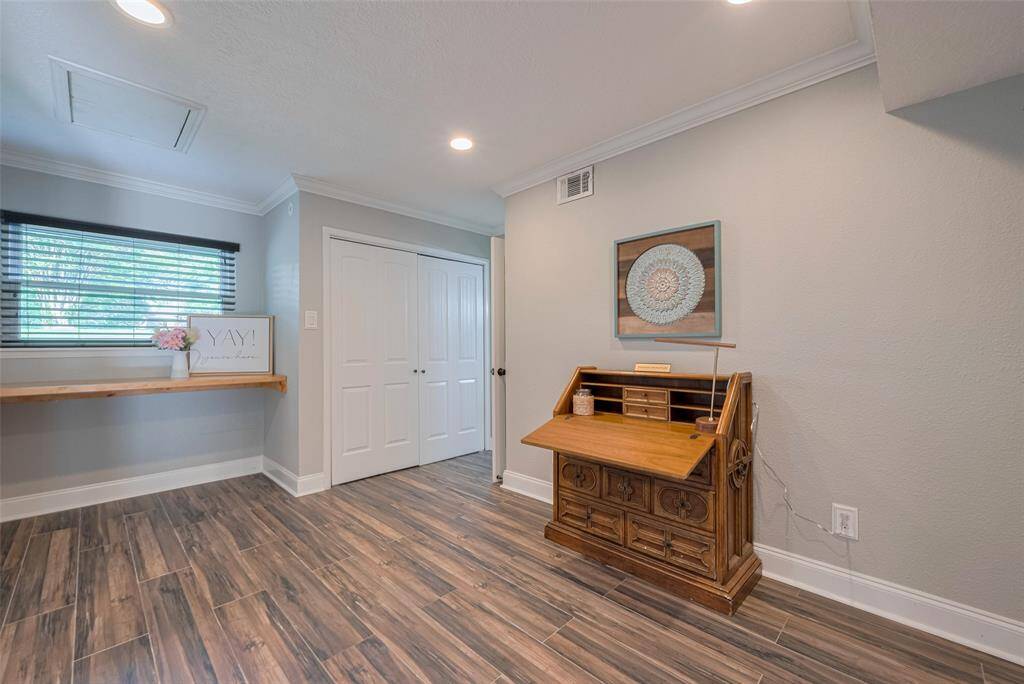The spacious mud/laundry room is designed for both practicality and organization. With ample counter space and plenty of room for storage, it’s the perfect place to manage daily tasks. The oversized layout ensures you have plenty of space for laundry, as well as a dedicated area for coats, shoes, and gear. Conveniently located near the entrance, this room offers functionality while keeping your home neat and clutter-free.