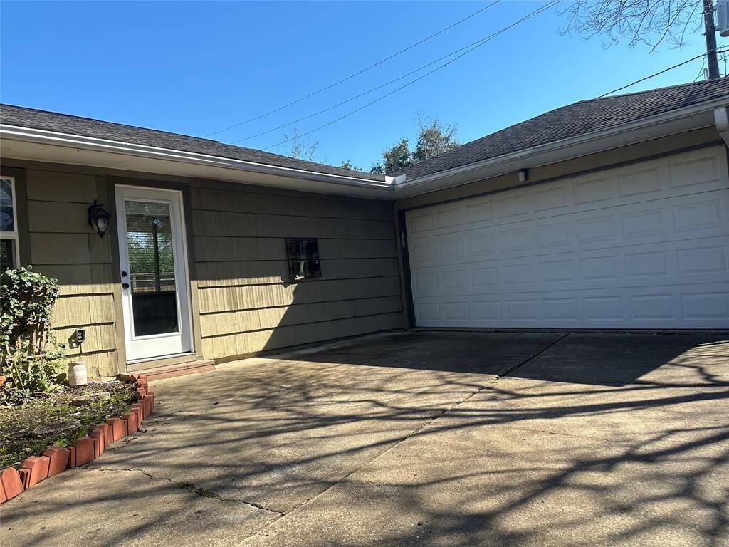 Detached garage